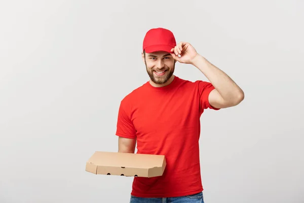 交付理念: 年轻的 haapy 白种人英俊的比萨饼送货男子持有比萨饼盒孤立的灰色背景 — 图库照片