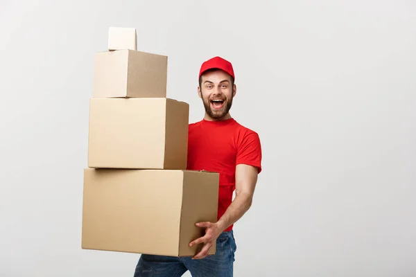 Entrega homem fazendo gesto surpresa segurando caixas de papelão . — Fotografia de Stock
