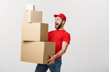 Karton kutular tutan sürpriz jest yapıyor teslimatçı.