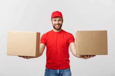 Teslimat kavramı: cardbox beyaz arka plan üzerinde vererek portre gülümseyen teslimatçı.