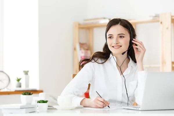 Koncepcja Call Center: Portret szczęśliwy uśmiechający się kobiece klienta obsługa telefonu operatora w miejscu pracy. — Zdjęcie stockowe