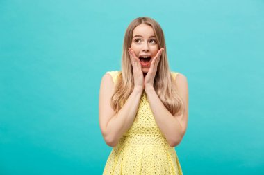 Portre genç güzel çekici kız bir şey şok edici kapatın. Mavi Pastel renkli. Kopya alanı.