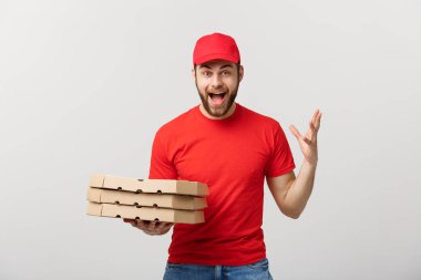 Teslimat Konsepti: kırmızı üniformalı ve elinde pizza kutuları olan yakışıklı pizzacı kurye. Beyazda izole edilmiş.