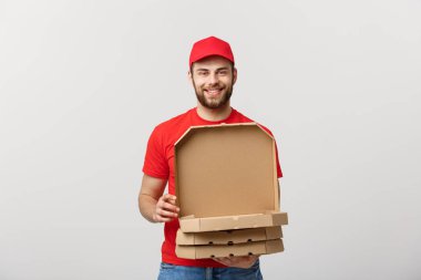 Pizza teslimatı. Küçük çocuk pizza kutularını kutularda dağıtıyor ve gösteriyor. Beyaz arkaplanda izole