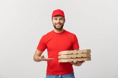 Teslimat kavramı: Kutusunda bir şey sunmak Pizza teslimi adam portresi. İzole beyaz arka plan.