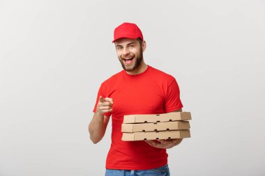 Teslimat kavramı: Kutusunda bir şey sunmak Pizza teslimi adam portresi. İzole beyaz arka plan.