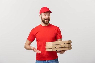 Teslimat kavramı: Kutusunda bir şey sunmak Pizza teslimi adam portresi. İzole beyaz arka plan.