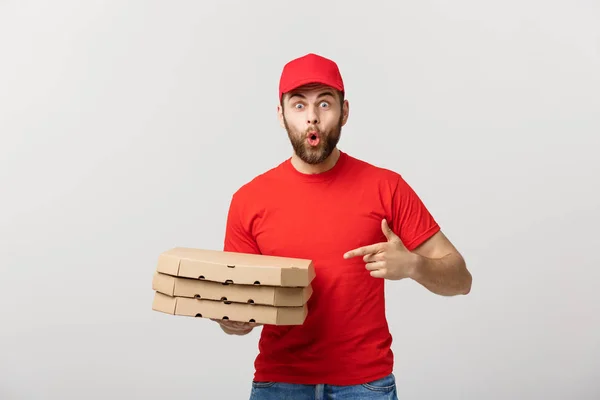 Concetto di consegna: Ritratto dell'uomo della consegna della pizza che presenta qualcosa in scatola. Isolato sfondo bianco . — Foto Stock