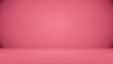 Şişe gülümseyen portre teslim kurye kırmızı t-shirt ve tank taze içki taşıyan ve beyaz arka plan üzerinde izole ok gösterilen kap su.