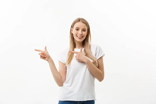 Jonge aantrekkelijke gelukkige vrouw in casual doek wijzend op wit copy ruimte achtergrond — Stockfoto