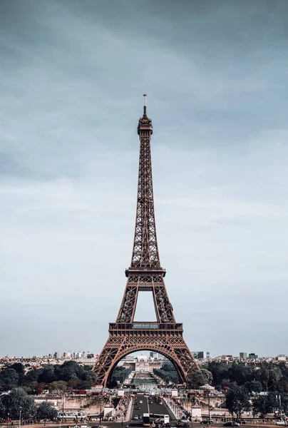 Vue verticale sur la Tour Eiffel, Paris, France . — Photo