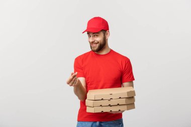 Teslim kavramı: yakışıklı Pizza teslimi adam lezzetli ifade gri arka plan üzerinde gösterilen