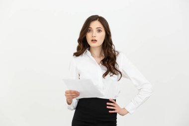Endişeli işkadını beyaz arka plan üzerinde izole bir bildirim okuma.