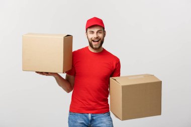 Portre teslimatçı çalışan kurye ya da iki boş karton kutular holding bayi olarak kırmızı t-shirt ile şapkalı. Paket alma. Kopya alanı reklam için