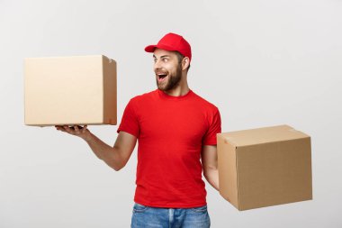 Portre teslimatçı çalışan kurye ya da iki boş karton kutular holding bayi olarak kırmızı t-shirt ile şapkalı. Paket alma. Kopya alanı reklam için