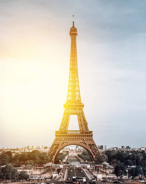 Κάθετη θέα στον Πύργο του Άιφελ, Παρίσι, Γαλλία. — Φωτογραφία Αρχείου