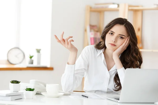 Doordachte vrouw met hand onder de kin verveelde op het werk, op zoek weg zitten in de buurt van laptop, gedemotiveerd kantoor werknemer voelt gebrek aan inspiratie, geen motivatie — Stockfoto