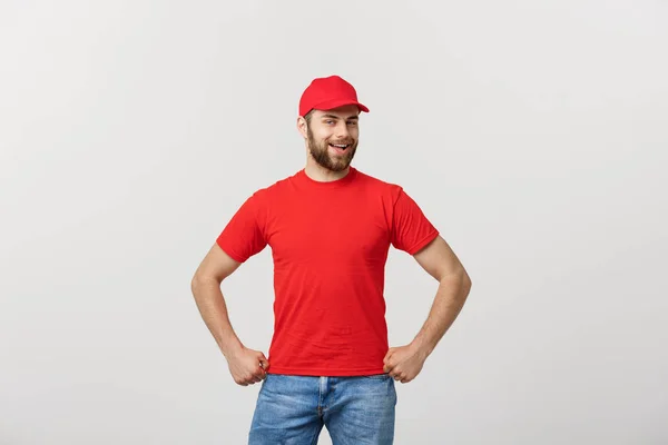 Repartidor sonriente en uniforme rojo de pie con el brazo cruzado - aislado sobre fondo blanco —  Fotos de Stock