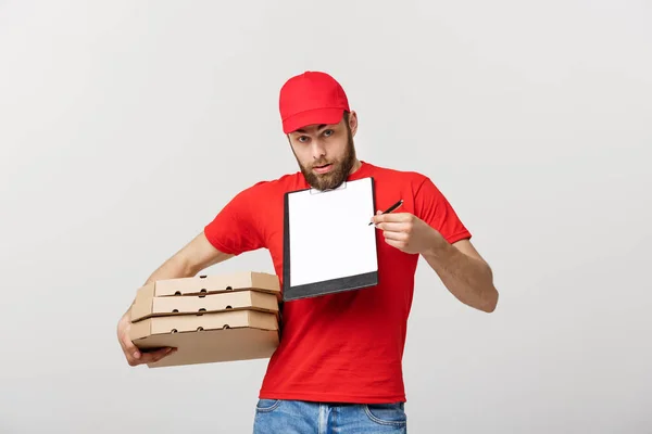 Conceito de entrega: Jovem homem bonito entrega com caixas de pizza dando-lhe um documento para assinar — Fotografia de Stock