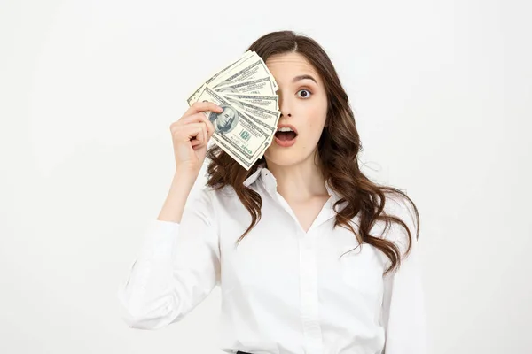 Πορτρέτο σοκαρισμένος νέων επιχειρήσεων γυναίκα στέκεται και κρατώντας τα χρήματα που απομονώνονται σε λευκό φόντο. — Φωτογραφία Αρχείου