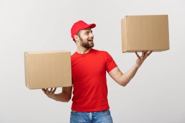 Portre teslimatçı çalışan kurye ya da iki boş karton kutular holding bayi olarak kırmızı t-shirt ile şapkalı. Paket alma. Kopya alanı reklam için