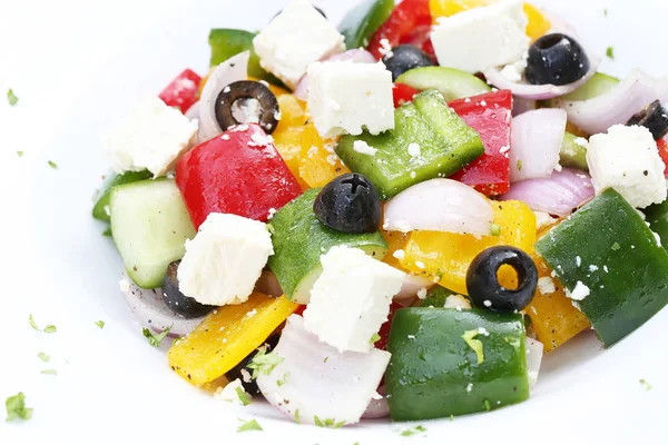 Salade grecque aux légumes frais, fromage feta et olives noires — Photo