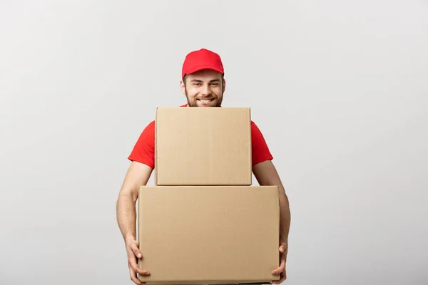 Conceito de entrega: O homem dificilmente carrega as caixas de papelão, isoladas em fundo branco. Conceito de carreira difícil de um homem de entrega — Fotografia de Stock