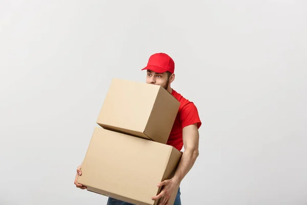 Conceito de entrega: O homem dificilmente carrega as caixas de papelão, isoladas em fundo branco. Conceito de carreira difícil de um homem de entrega — Fotografia de Stock