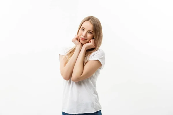 Estilo de Vida e Conceito Emocional: Encantadora bela mulher caucasiana tímida. mãos segurar o rosto com emoção sorriso animado . — Fotografia de Stock