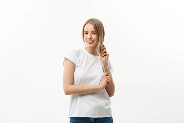 白い背景の上幸せなブロンド驚く若い女のライフ スタイル コンセプト 肖像画 — ストック写真