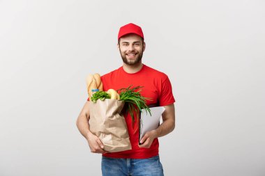 Klibi kurulu holding gıda ve bakkal teslimat kurye adam. Beyaz arka plan üzerinde izole.