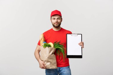 Klibi kurulu holding gıda ve bakkal teslimat kurye adam. Beyaz arka plan üzerinde izole.