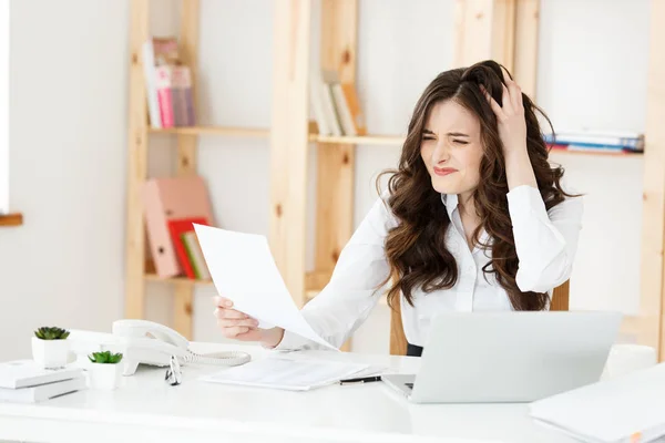 Inquiète stressée travailleuse de bureau déprimée femme d'affaires. J'ai l'air désespéré et confus. Mesures disciplinaires et congédiements. Se faire virer. Problèmes au travail — Photo