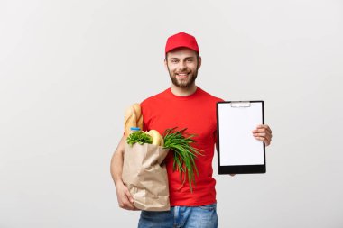 Klibi kurulu holding gıda ve bakkal teslimat kurye adam. Beyaz arka plan üzerinde izole.