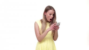 Genç olumlu güzel kadın sohbet, akıllı telefon ve mobil ekran üzerinde gri izole ile şok edici mesaj.