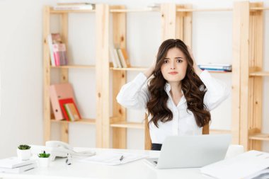 Endişeli depresif ofis işçi iş kadını vurguladı. Umutsuz ve karışık arıyorum. Disiplin ve işten çıkarma. Kovulmak. İş yerinde sorun