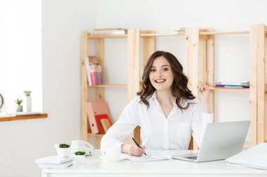 Genç kadın arıyorum kadar hayal sanki gülümseyerek veya düşünme, bir şey hoş