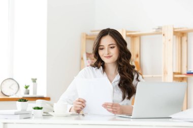 Mutlu genç iş kadını veya Sekreter holding modern office belgesinde