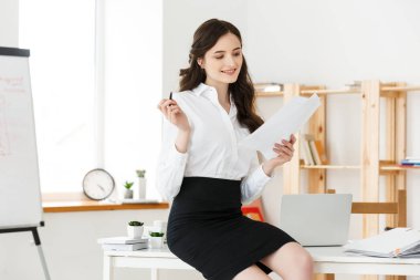 Mutlu genç iş kadını veya Sekreter holding modern office belgesinde.