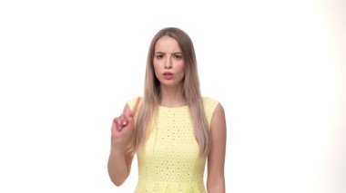 Kamera seyir hayır diyor iken sarı arka plan üzerinde izole duran genç ciddi kadın