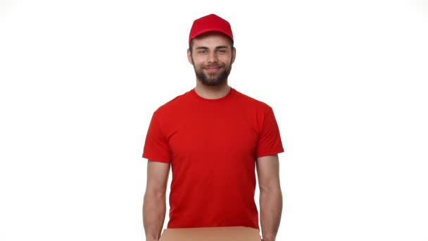 Repartidor con uniforme rojo sosteniendo una pila de cajas de pizza haciendo una entrega a domicilio como se ve a través de un agujero de espionaje. Disparo con una lente de ojo de pez . — Vídeos de Stock