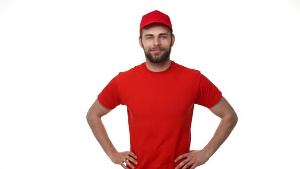 Guapo hombre servicio industria trabajador repartidor en uniforme posando sobre blanco fondo con brazos cruzados confianza profesionalismo carrera empleo concepto . — Vídeo de stock