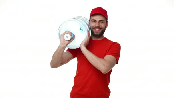 Trabalhador de entrega de água com um recipiente de tanque de água — Vídeo de Stock