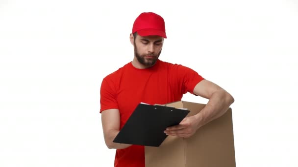 Joven con chaleco uniforme de alta visión y sombrero duro escribiendo algunas notas. Trabajador profesional que trabaja con documentos . — Vídeos de Stock