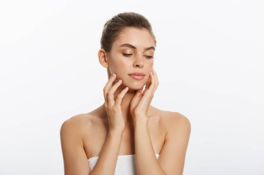 Gençlik ve cilt bakım kavramı - güzellik kadın yüz portre. Güzel model mükemmel taze temiz ten kızla. Beyaz arka plan üzerinde izole