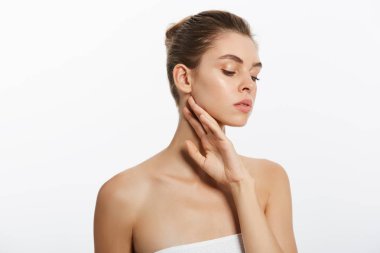 Gençlik ve cilt bakım kavramı - güzellik kadın yüz portre. Güzel model mükemmel taze temiz ten kızla. Beyaz arka plan üzerinde izole