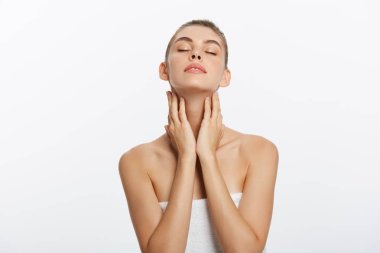 Boynuna dokunuyor güzel Asya kadın portresi. Beyaz izole.