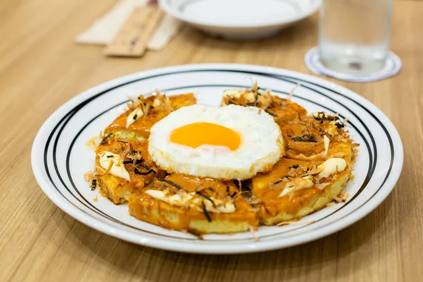 Okonomiyaki, pizza giapponese sul tavolo di legno . — Foto Stock