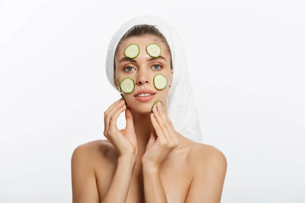 Retrato de menina adulta bonita jovem com máscara facial com pepino - isolado em branco — Fotografia de Stock