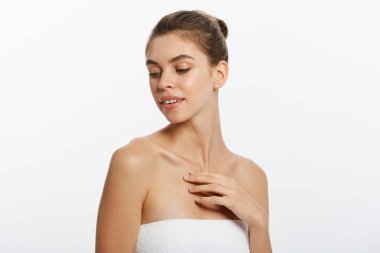 Kameraya mükemmel cilt seyir vasıl beyaz stüdyo geçmiş, Güzellik fotoğraf kavramı, poz yukarı çıplak yapmak güzel kızla.